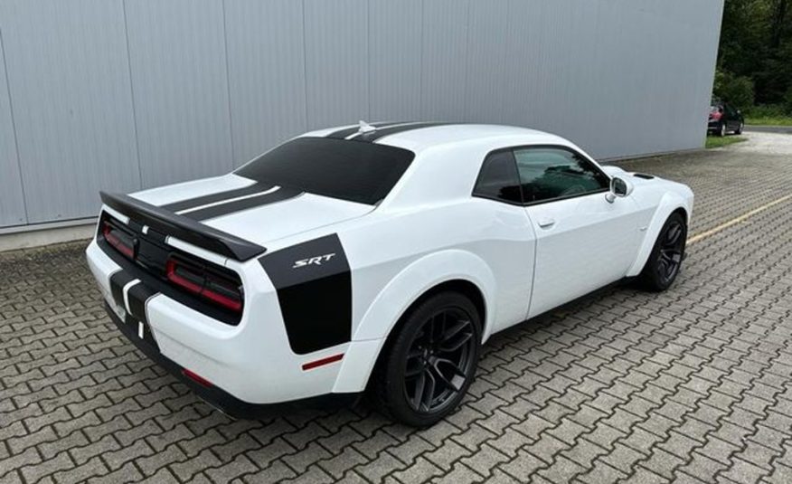 Dodge Challenger 6.4 SRT 8