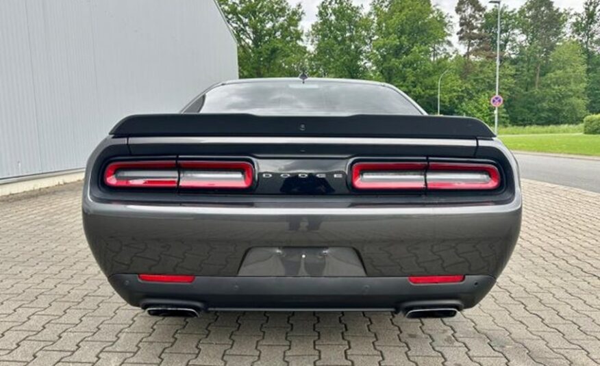 Dodge Challenger 6.4 SRT automat navigace kůže kamera LED
