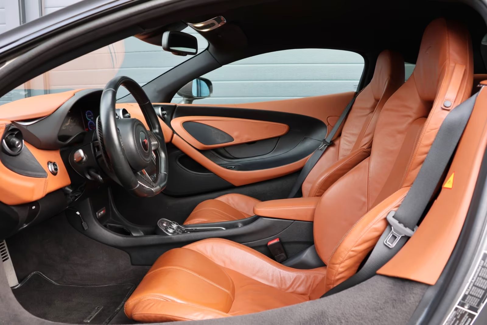 McLaren 570S 3.8 V8 kupé/karbon