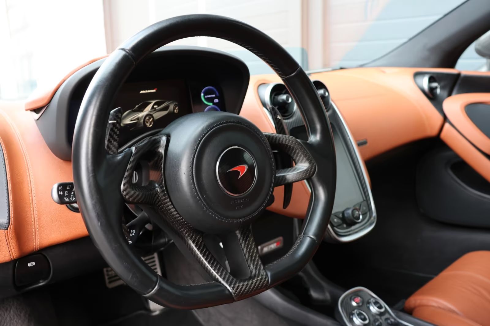 McLaren 570S 3.8 V8 kupé/karbon