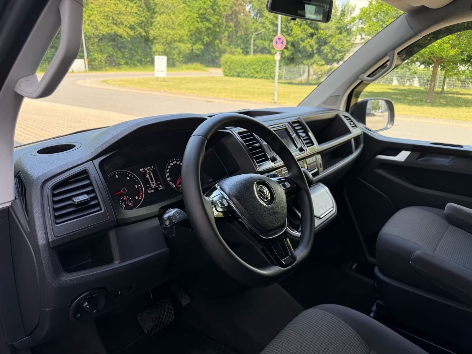 Volkswagen T6 Automat přestavba Kalifornie Kuchyň Izolovaná