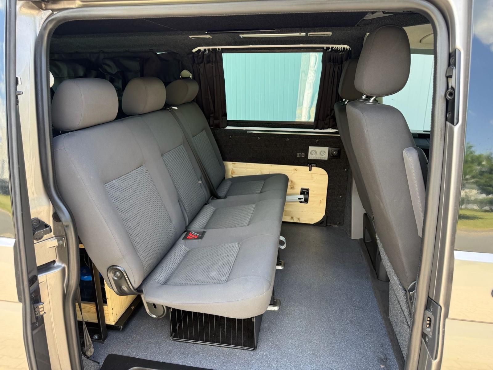 Volkswagen T6 Automat přestavba Kalifornie Kuchyň Izolovaná