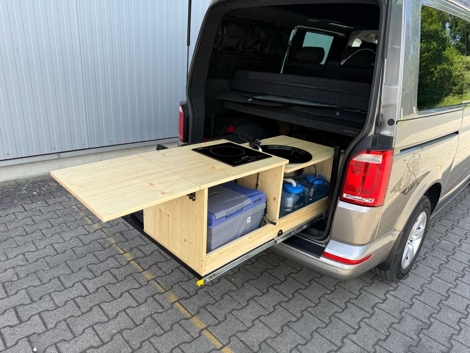 Volkswagen T6 Automat přestavba Kalifornie Kuchyň Izolovaná