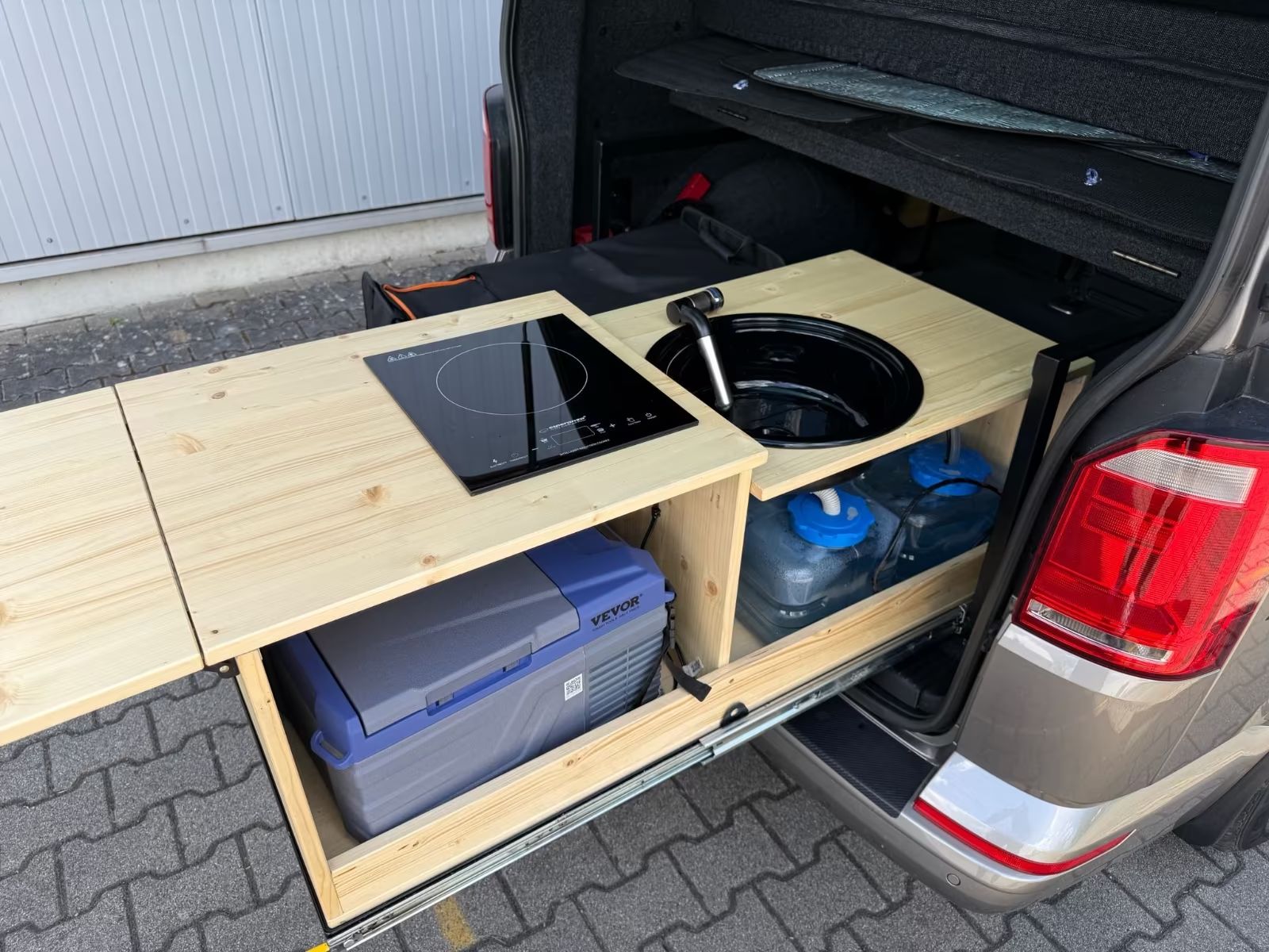 Volkswagen T6 Automat přestavba Kalifornie Kuchyň Izolovaná