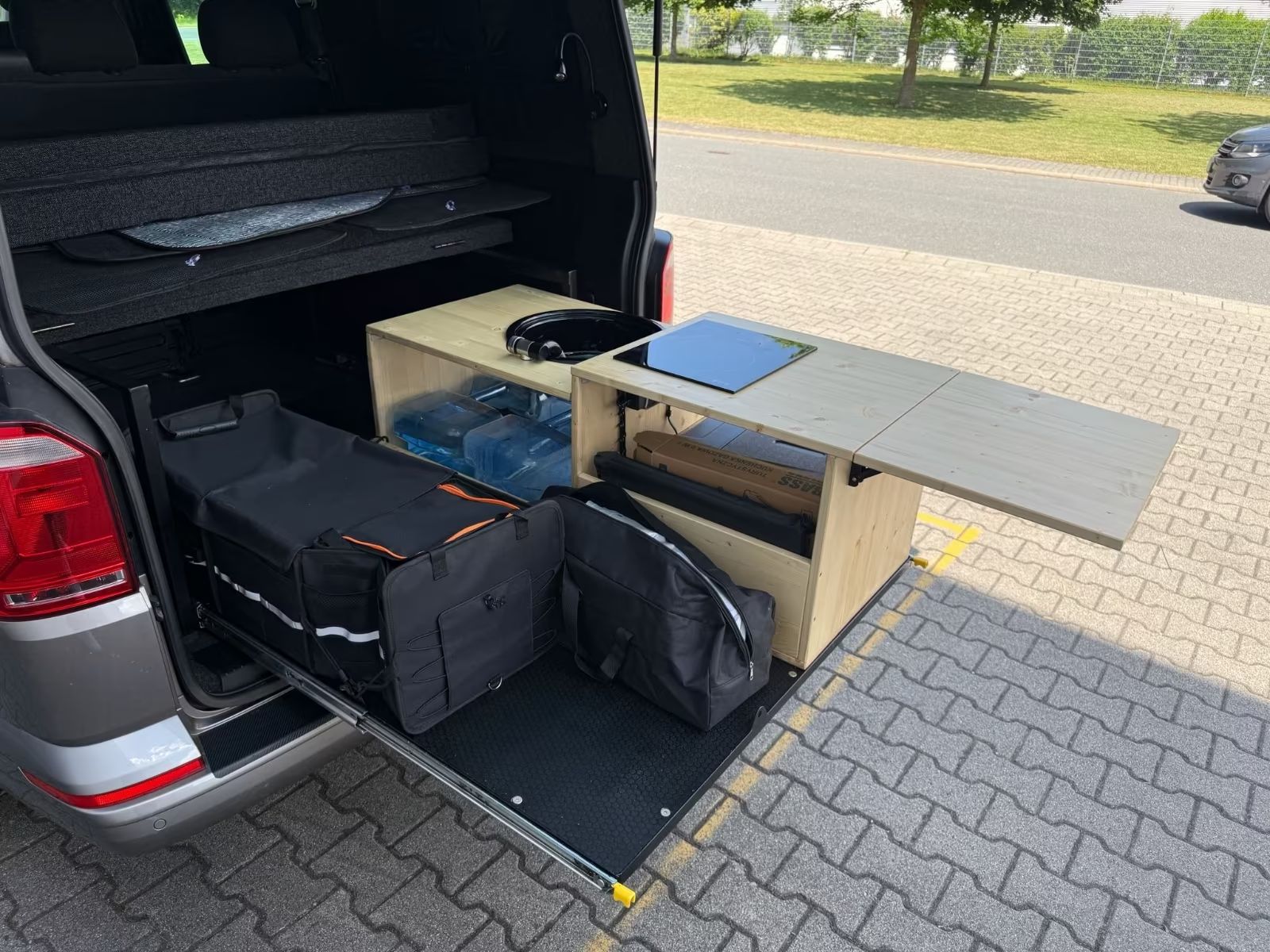 Volkswagen T6 Automat přestavba Kalifornie Kuchyň Izolovaná