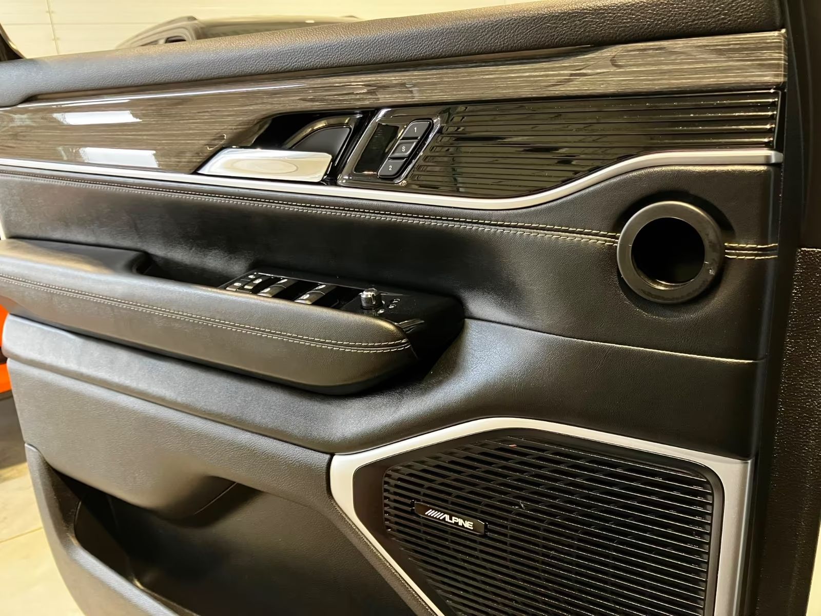 Jeep Wagoneer Řada 2 5,7 8 míst ACC 360 Kamera LED LPG