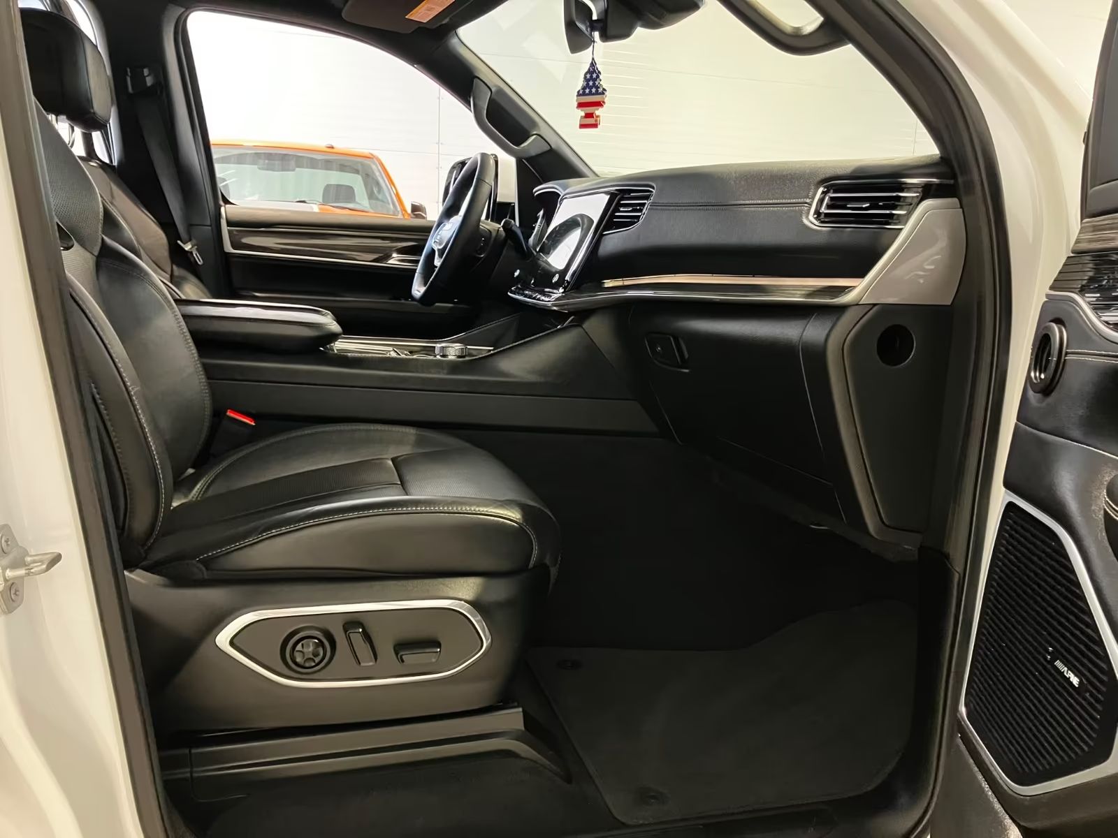 Jeep Wagoneer Řada 2 5,7 8 míst ACC 360 Kamera LED LPG
